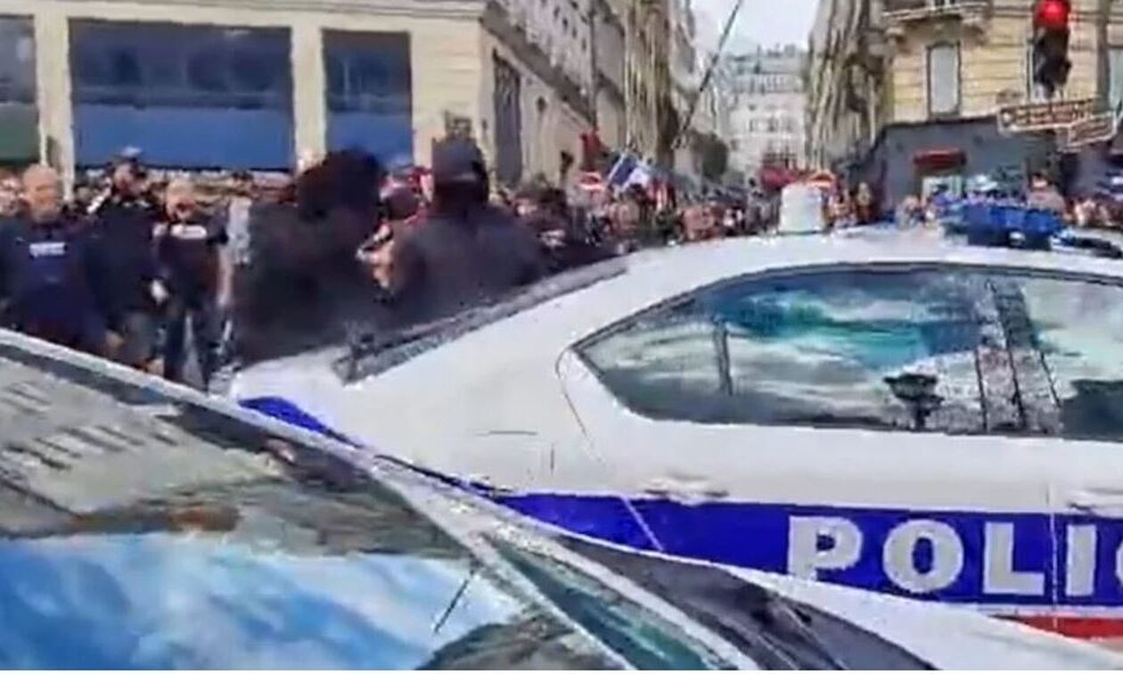 Επιτέθηκαν με σιδερόβεργες σε περιπολικό - Αστυνομικός έβγαλε όπλο στο Παρίσι