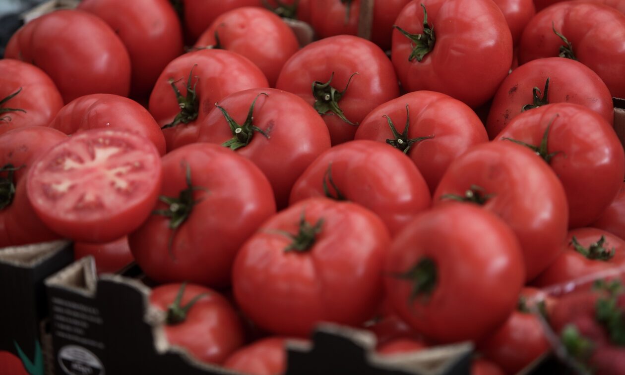 Ακρίβεια: Στα 2 ευρώ η τιμή της ντομάτας - Αυξήσεις πάνω από 40%
