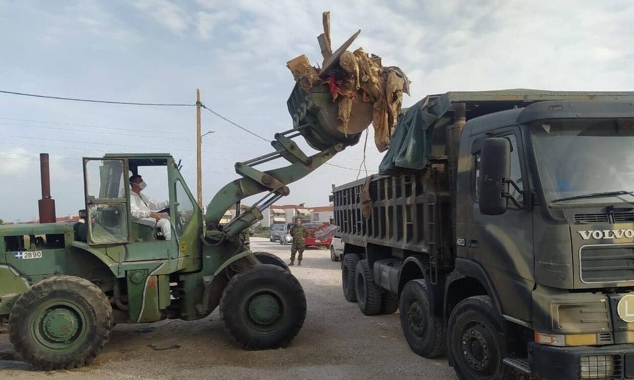 Θεσσαλία: Ο στρατός επιχειρεί για την αποκομιδή ογκωδών αντικειμένων από πλημμυρισμένα σπίτια
