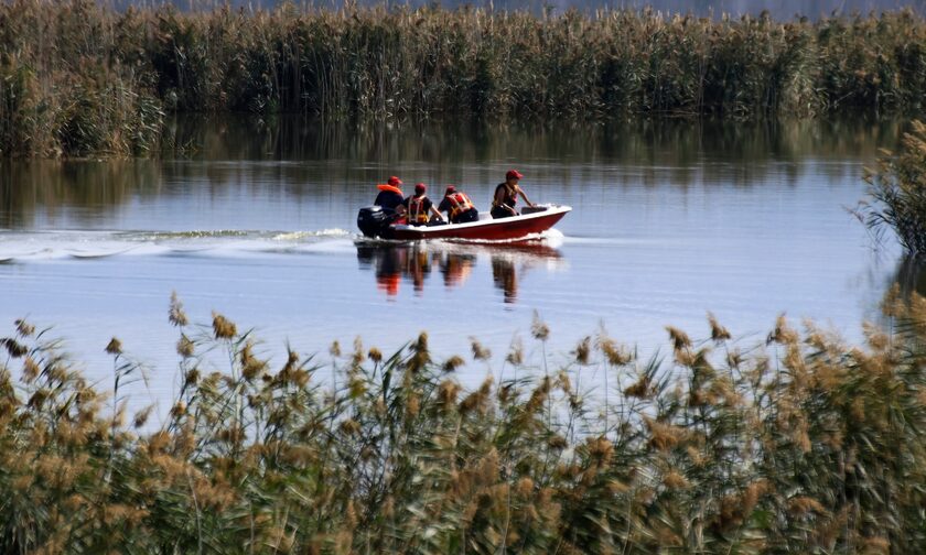Τραγωδία: Νεκρός εντοπίστηκε ο 43χρονος ψαράς που χάθηκε στα νερά της λίμνης Κάρλας
