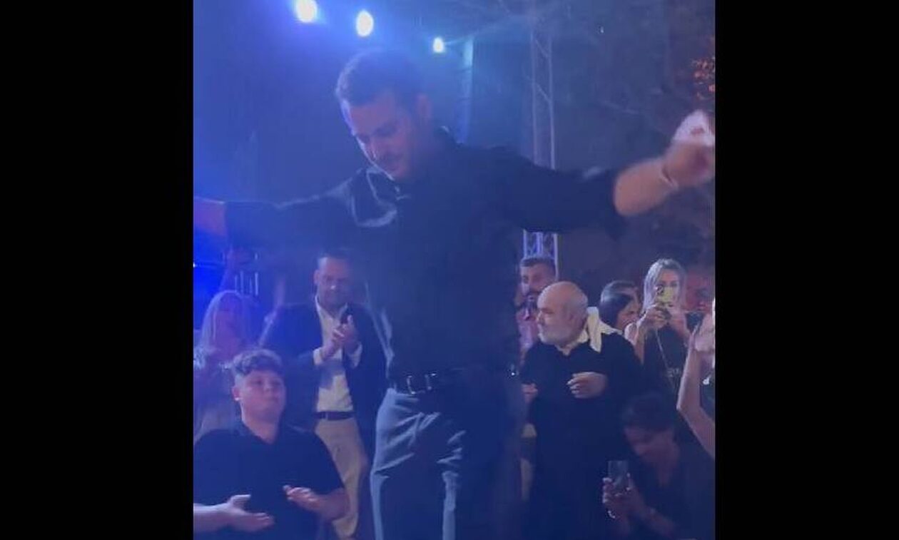 Γιώργος Αγγελόπουλος: Χόρεψε ζεϊμπέκικο του Μητροπάνου στον γάμο - Αποθεώνεται από τους καλεσμένους