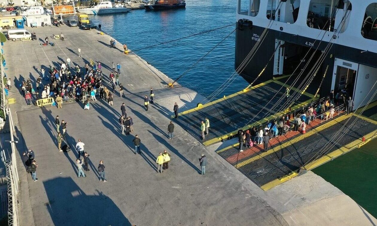 Πειραιάς: Πτώση δύο ναυτικών στη θάλασσα, ενώ βρίσκονταν σε πλοίο - Διακομίστηκαν στο νοσοκομείο