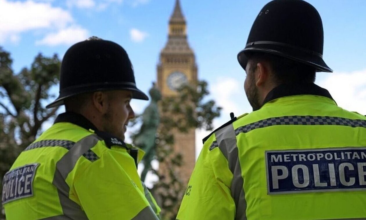 Βρετανία: Αστυνομικοί καταθέτουν τα όπλα τους γαι να στηρίξουν συνάδελφο τους που διώκεται για φόνο
