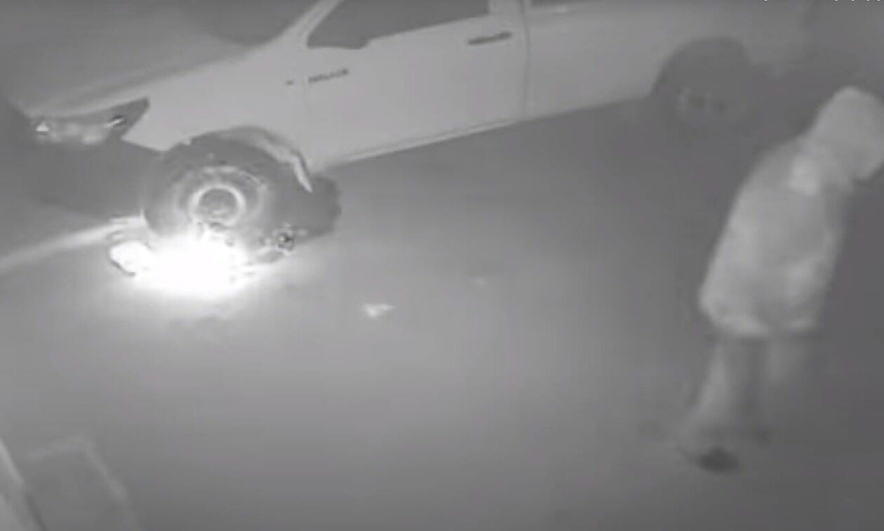 Κρήτη: Έβαλε φωτιά σε αυτοκίνητο και εξαφανίστηκε - Βίντεο που τον «καίει»