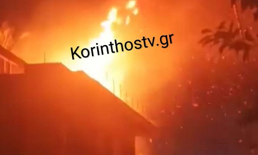 Κιάτο: Καίγεται σπίτι λόγω πτώσης κεραυνού - Συγκλονιστικές εικόνες