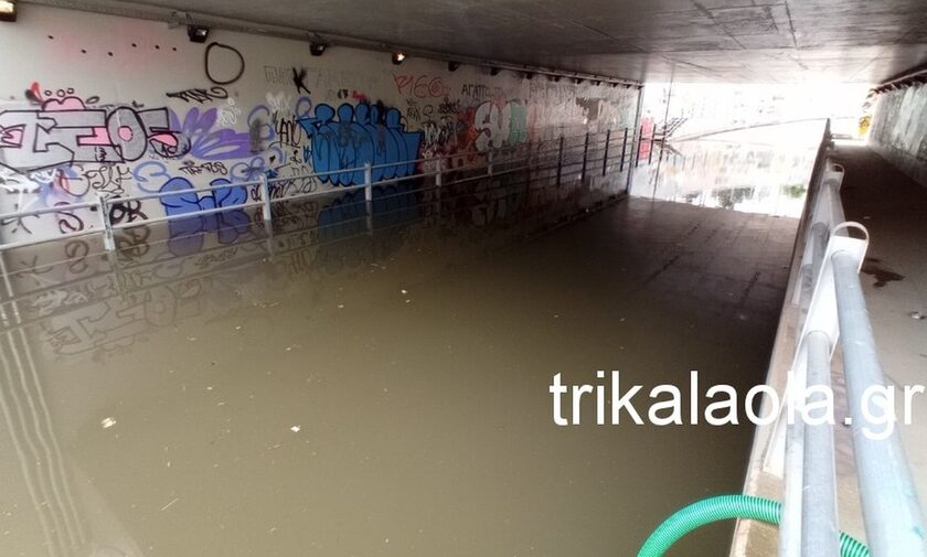 Κακοκαιρία Elias: Ενάμισι μέτρο νερό στην υπόγεια διάβαση Σαραγίων στα Τρίκαλα - Διακοπή κυκλοφορίας