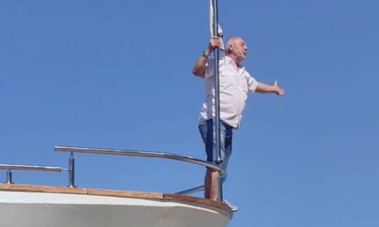 Λευκάδα: Ο καπετάνιος που ανεβαίνει στη πλώρη του πλοίου και τραγουδάει Καρρά στους επιβάτες