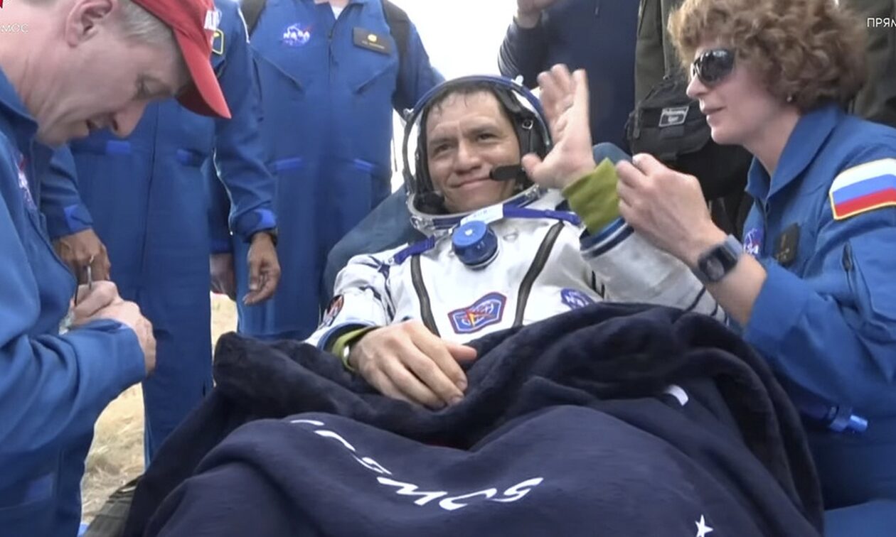 Αμερικανός επέστρεψε στη Γη μετά από έναν χρόνο στο διάστημα - Μαζί του και δύο Ρώσοι κοσμοναύτες