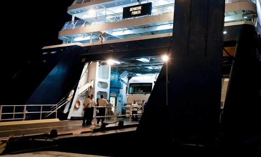Σαντορίνη: Φορτηγό προσέκρουσε σε καταπέλτη πλοίου