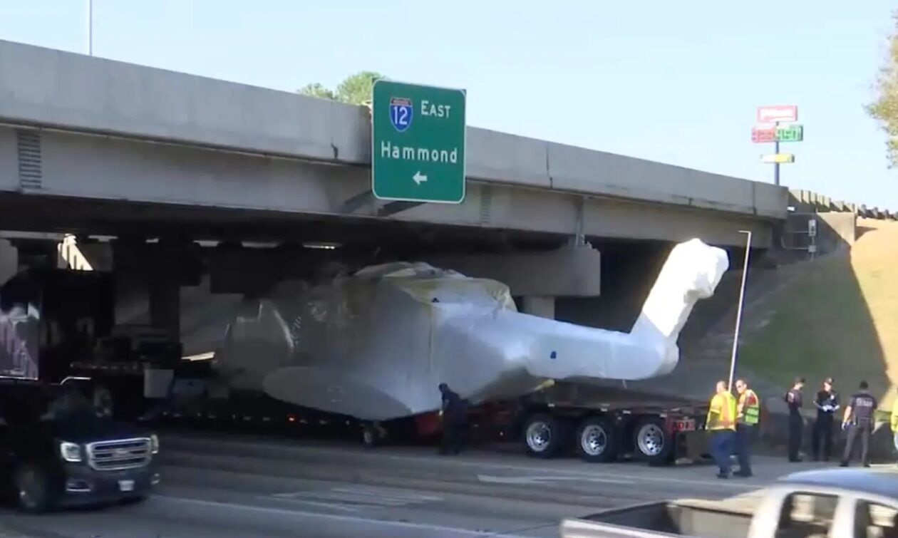 ΗΠΑ: Πανάκριβο ελικόπτερο σφήνωσε κάτω από γέφυρα