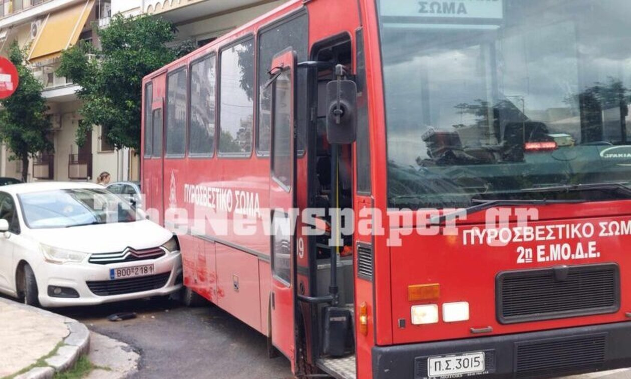 Τροχαίο στο κέντρο του Βόλου: Λεωφορείο της Πυροσβεστικής συγκρούστηκε με ΙΧ (pics)