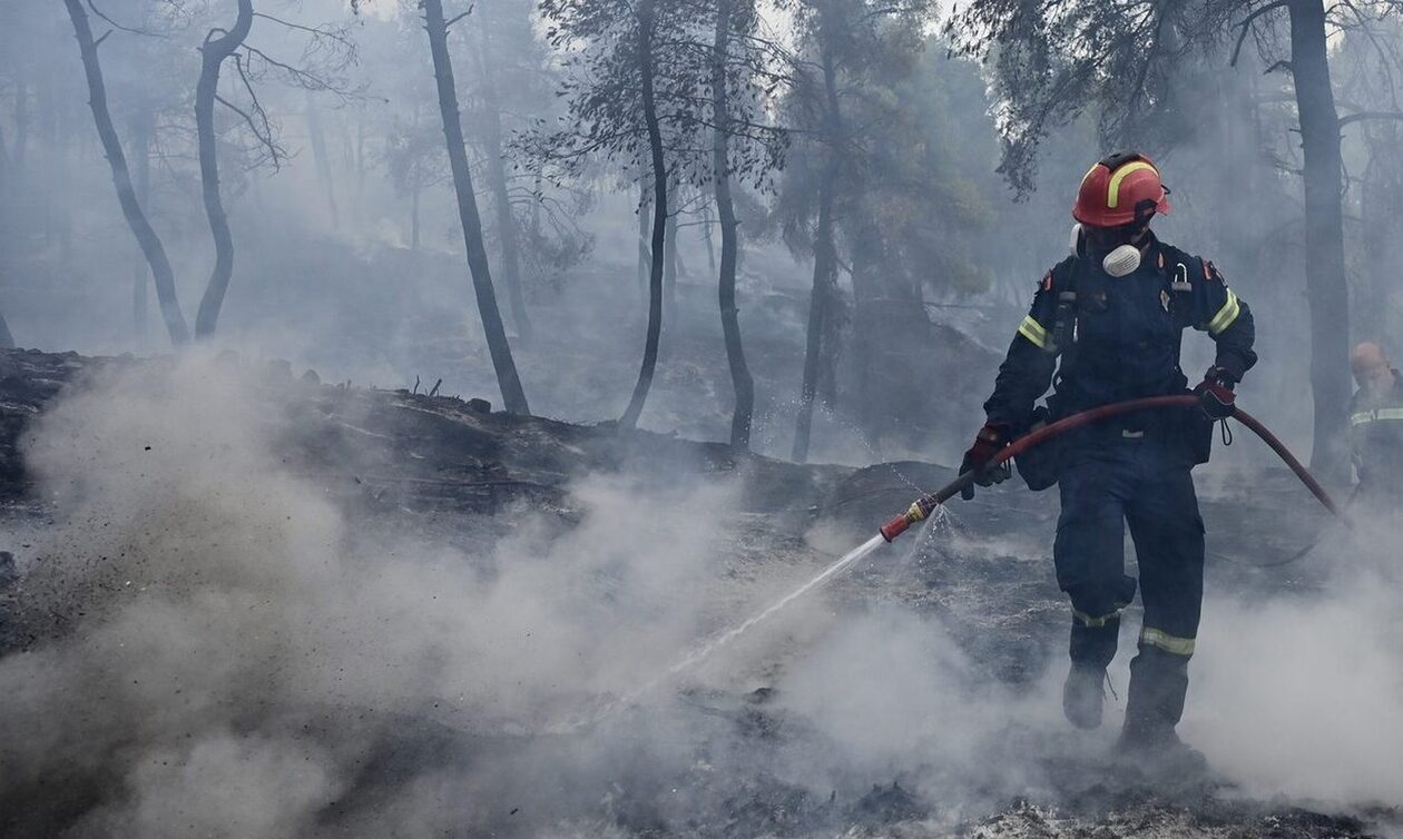 Φωτιά τώρα στη Μυτιλήνη - Καίει σε δύσβατο σημείο