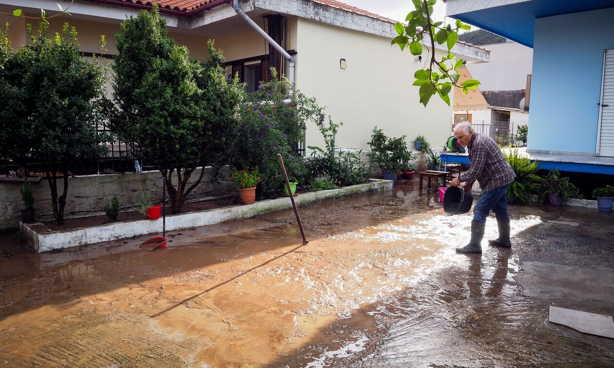 Κακοκαιρία Elias: Εικόνες απόλυτης καταστροφής στην Εύβοια - Κατέρρευσαν δρόμοι, πλημμύρισαν σπίτια