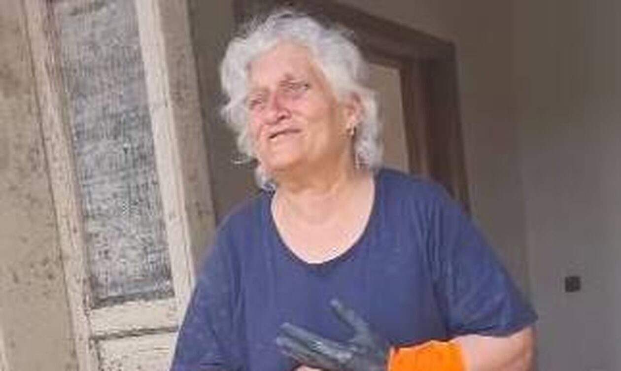 Καρδίτσα: Συγκινεί η γιαγιά που μεγαλώνει μόνη της την εγγονούλα της στο πλημμυρισμένο σπίτι της