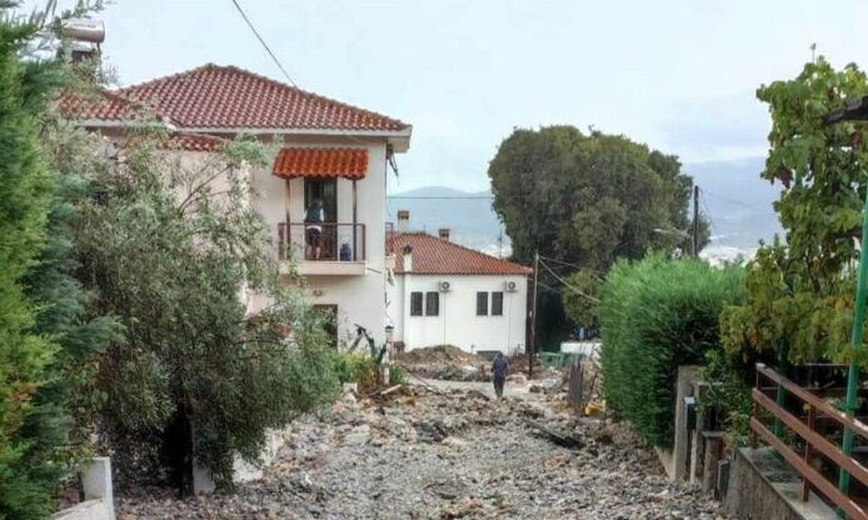 Κακοκαιρία Ellias: «Εξαφανίστηκαν» σπίτια στην Αγία Παρασκευή από τα μπάζα που κατέβασε ο Σαρακηνός