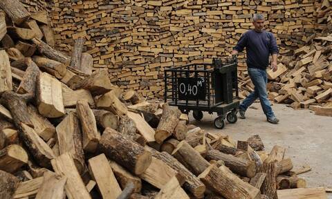 Καυσόξυλα: Πού κινούνται οι τιμές - Τι λέει έμπορος πώλησης ξύλων
