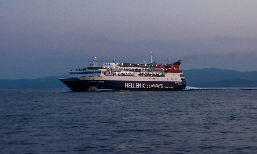 Σκιάθος: «Δεμένο» στο λιμάνι πλοίο με 107 επιβάτες που προσέκρουσε στην προβλήτα