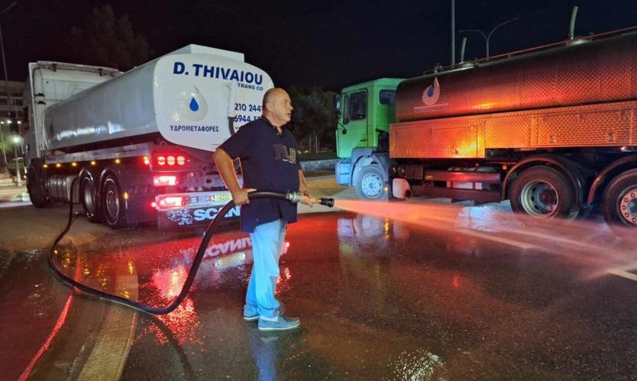 Αχιλλέας Μπέος: Πλένει τους δρόμους τα μεσάνυχτα μαζί με τον γιο του