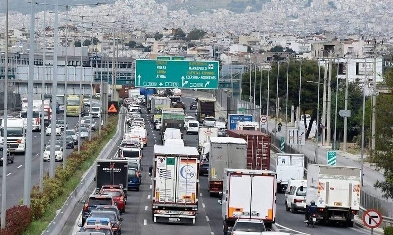 Κίνηση τώρα: Κυκλοφοριακό κομφούζιο έπειτα από σύγκρουση τριών οχημάτων στο ρεύμα προς Αεροδρόμιο