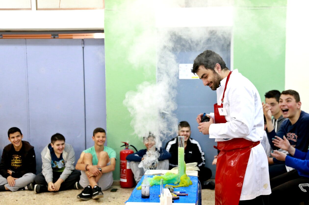 STAND UΡ CHEMISTRY… στα σχολεία της Αθήνας: Η τάξη γεμίζει όμορφα γέλια, χημεία και θέατρο