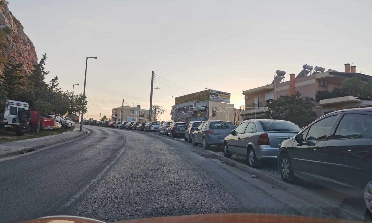 Ο «εφιάλτης» με την παράνομη στάθμευση πάνω στα πεζοδρόμια σε δρόμους της Αθήνας