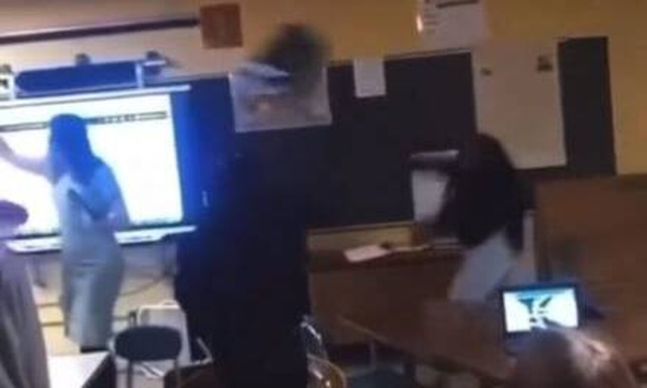 Σοκ στις ΗΠΑ: Μαθήτρια πέταξε μεταλλική καρέκλα στο κεφάλι καθηγήτριας – Βίντεο