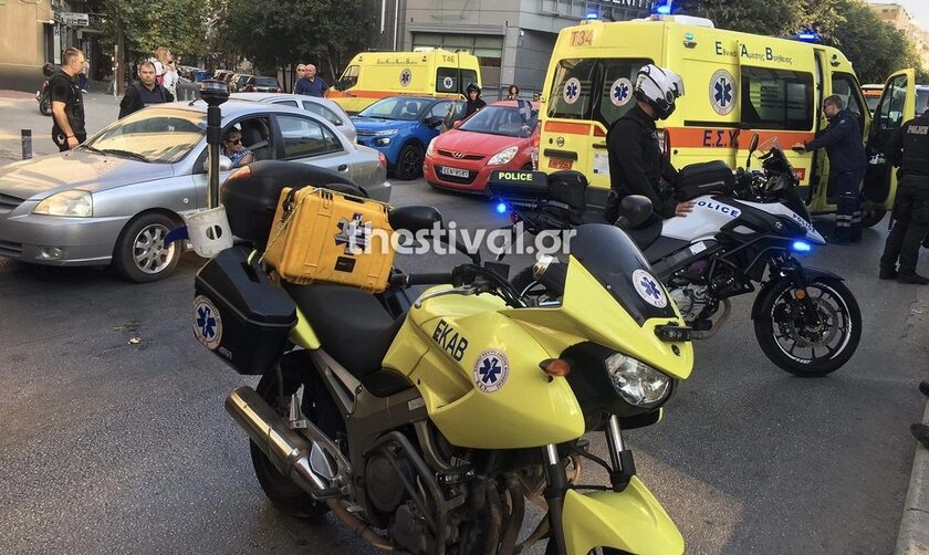 Σοβαρό τροχαίο στη Θεσσαλονίκη: Μοτοσικλέτα παρέσυρε ηλικιωμένη γυναίκα