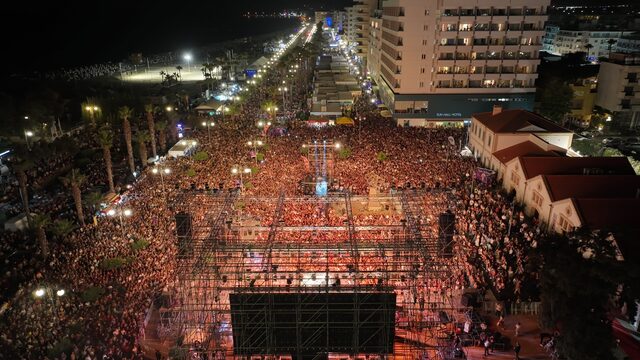Η Άννα Βίσση αποθεώνεται από χιλιάδες θαυμαστές στη Λάρνακα