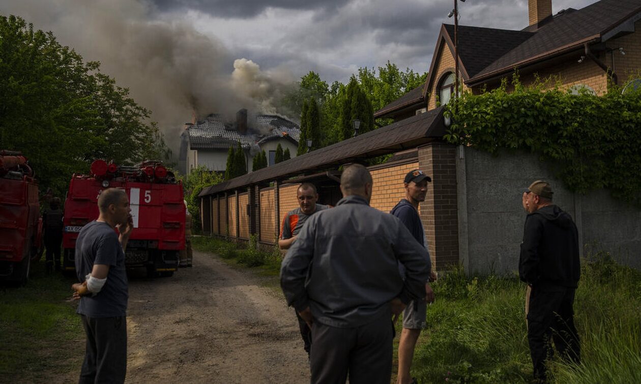 Οι ουκρανικές δυνάμεις βομβάρδισαν ρωσικό χωριό με πυρομαχικά διασποράς καταγγέλλει Ρώσος κυβερνήτης