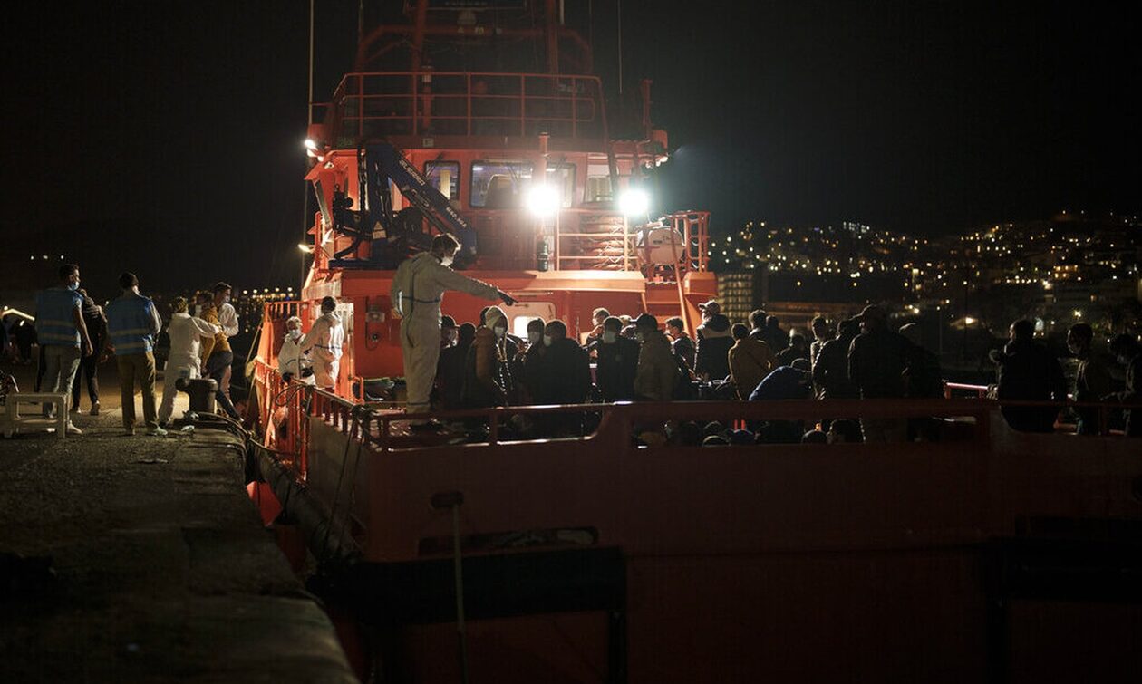 Ισπανία: Σχεδόν 300 μετανάστες έφθασαν με πλοιάριο στα Κανάρια Νησιά