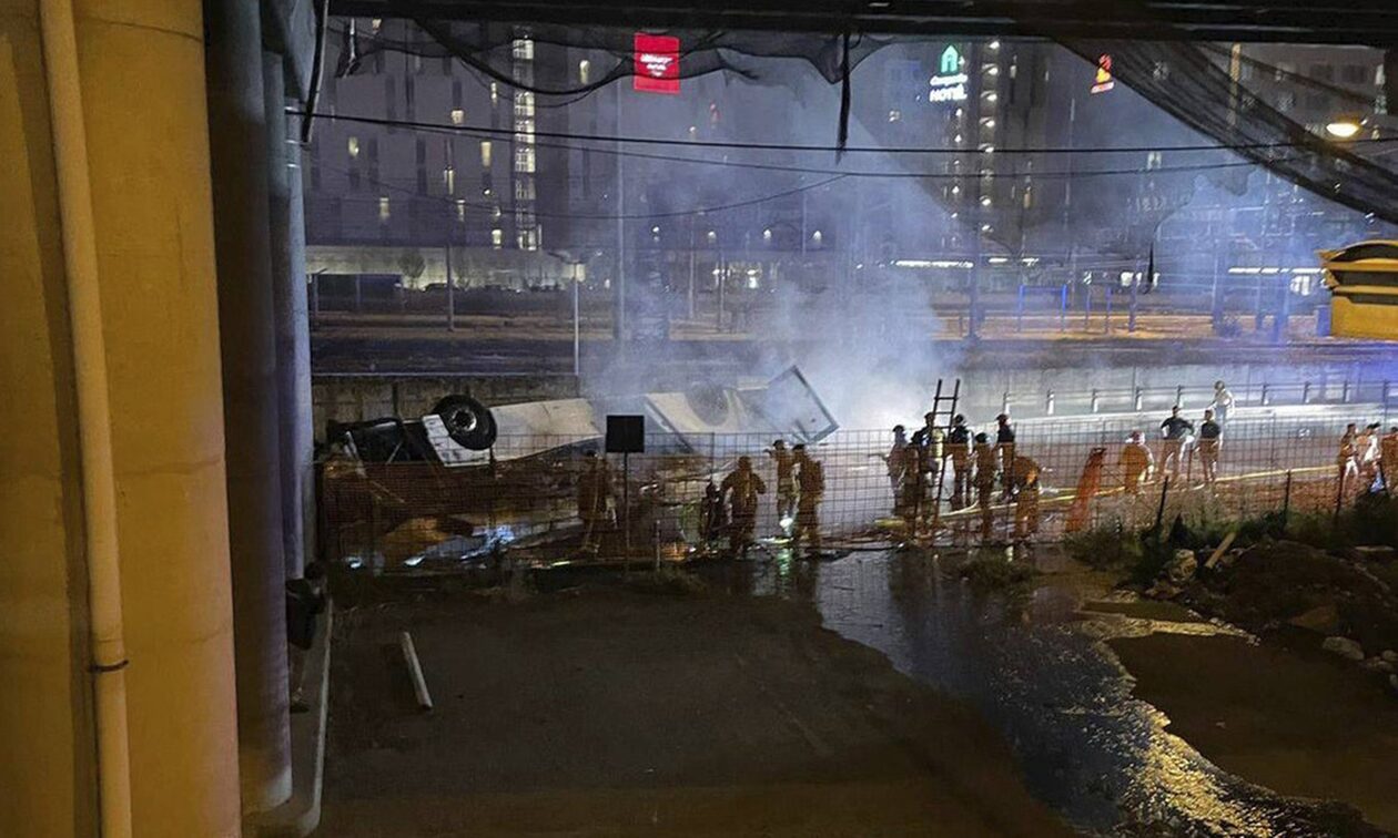 Tραγωδία στην Ιταλία: Η στιγμή που το λεωφορείο πέφτει από τη γέφυρα - Βίντεο ντοκουμέντο