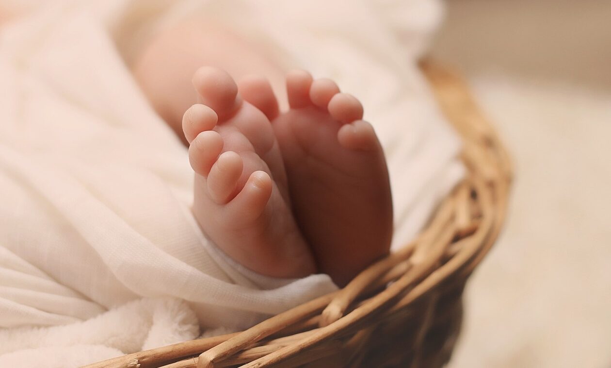 Νάξος: 13χρονο κορίτσι γέννησε στις τουαλέτες του νοσοκομείου Νάξου – Δεν ήξερε ότι είναι έγκυος