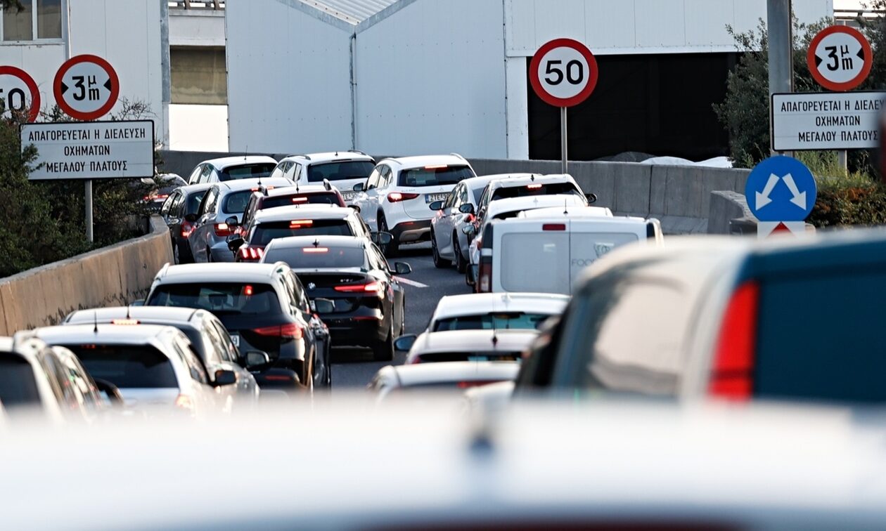 Κίνηση τώρα: Κυκλοφοριακή «κόλαση» στην Παραλιακή λόγω τροχαίων – Πού εντοπίζονται προβλήματα