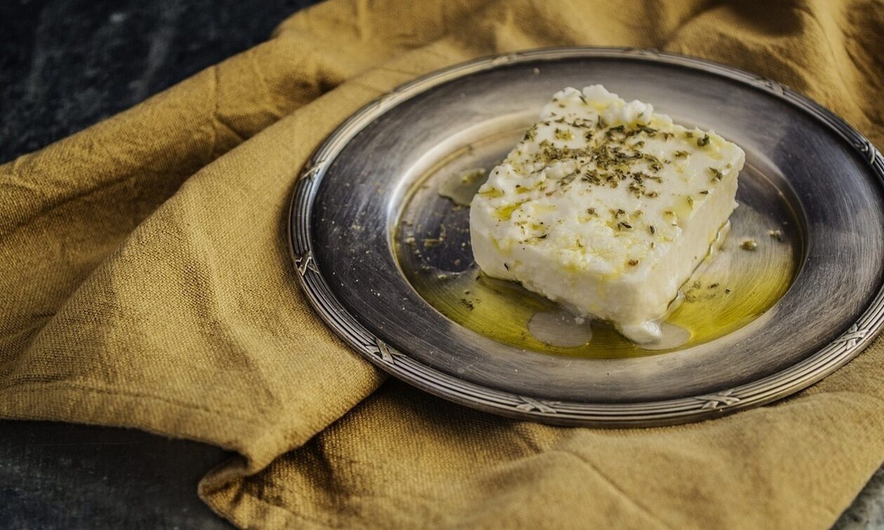 Ξεχάστε τη... φέτα:  Την αντικαθιστούν με κίτρινο τυρί λόγω της τεράστιας αύξησης της τιμής