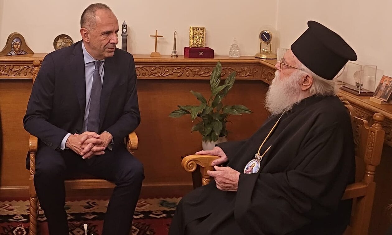 Συνάντηση του Γιώργου Γεραπετρίτη με τον Αρχιεπίσκοπο Αλβανίας