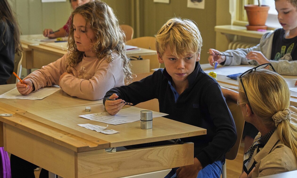 Σουηδία: Επιστρέφει στο μολύβι και το χαρτί η χώρα που έβαλε τα τάμπλετ στα νηπιαγωγεία