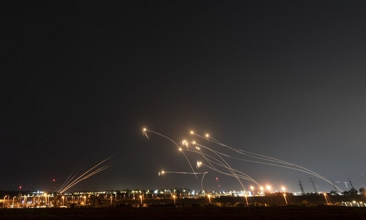 Εισερχόμενοι πύραυλοι στο Τελ Αβίβ: Εκρήξεις και σειρήνες συναγερμού γύρω από τη Γάζα