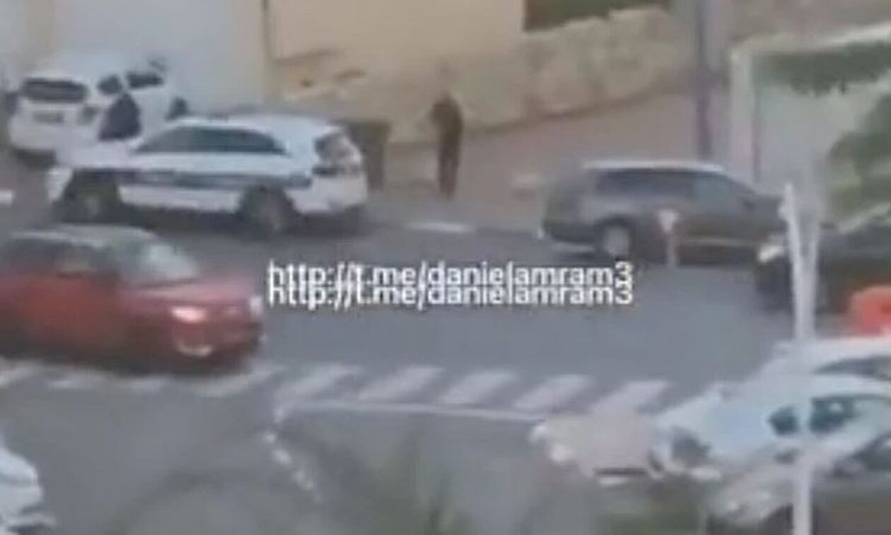 Ισραήλ: Βίντεο με ενόπλους να πυροβολούν πολίτη που οδηγεί το αυτοκίνητό του