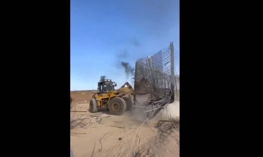 Πόλεμος στο Ισραήλ: Οι Παλαιστίνιοι γκρεμίζουν το τείχος στη Λωρίδα της Γάζας (βίντεο)