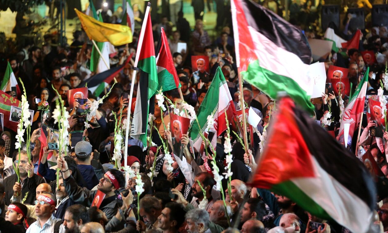 Ξέφρενοι πανηγυρισμοί και πυροτεχνήματα στην Τεχεράνη για τις επιθέσεις της Χαμάς στο Ισραήλ