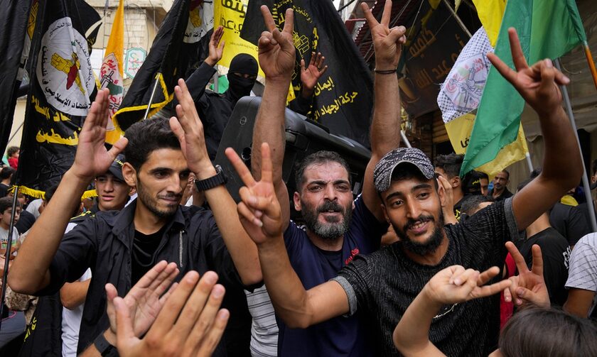  Yποστηρικτές της Χαμάς κάνουν το σήμα της νίκης