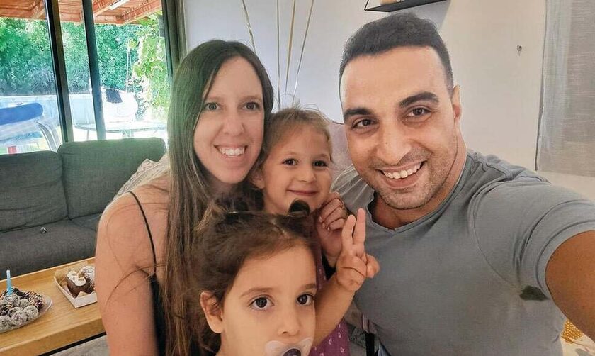 Ισραήλ: Συγκλονίζει πατέρας δύο παιδιών – «Είδα τη γυναίκα και τις κόρες μου σε βίντεο τρομοκρατών»