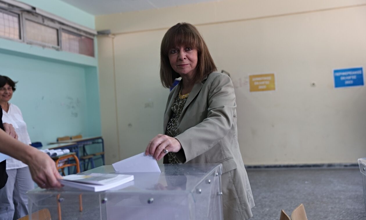 Αυτοδιοικητικές εκλογές 2023: Η Κατερίνα Σακελλαροπούλου ψήφισε στη Γκράβα