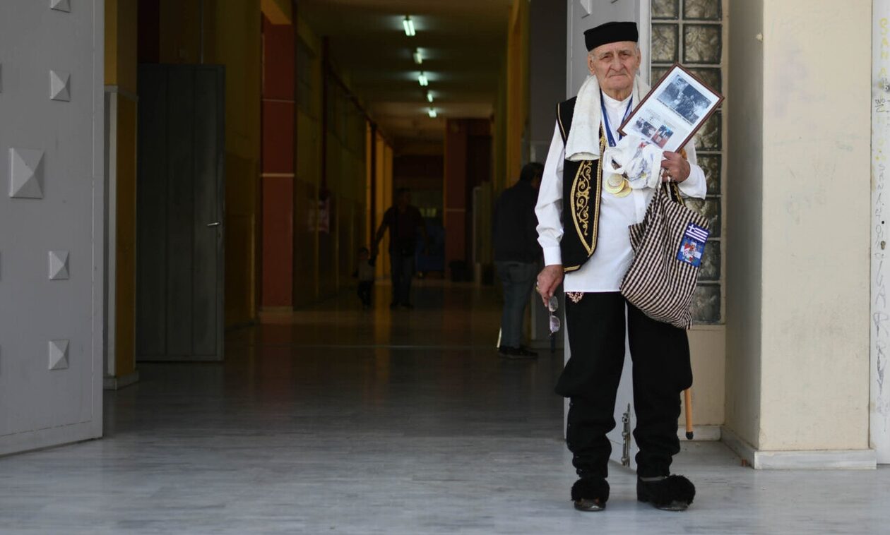 Αυτοδιοικητικές εκλογές 2023: Ηλικιωμένος πήγε να ψηφίσει με τα τσαρούχια και την γκλίτσα