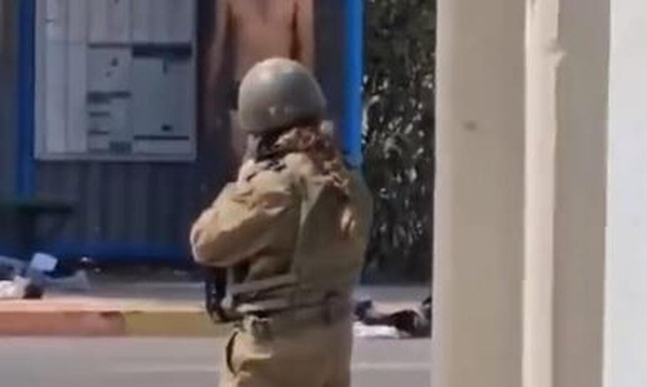Πόλεμος στο Iσραήλ: Ένοπλη γυναίκα στρατιώτης υποχρεώνει τρομοκράτες να βγάλουν τα ρούχα τους
