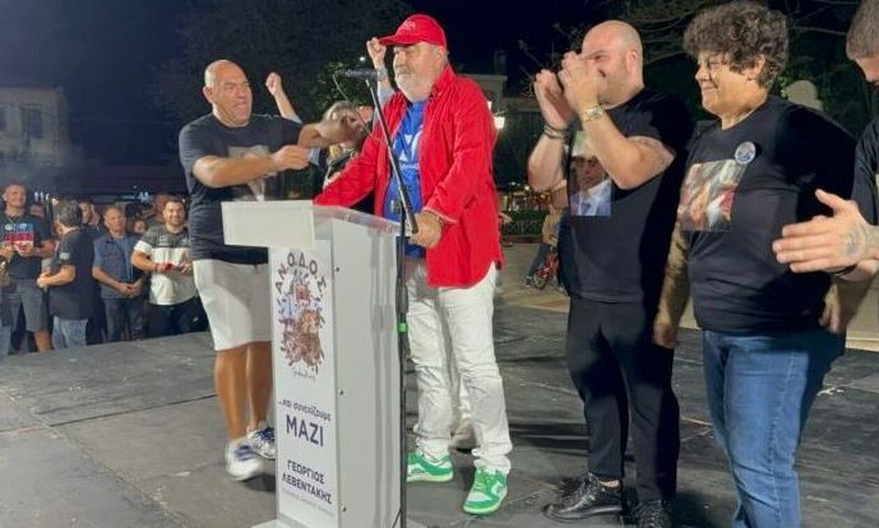 Φιλιατρά: Ο δήμαρχος Τριφυλίας εμφανίστηκε με καπέλο ΣΥΡΙΖΑ, μπλούζα ΝΔ και παπούτσια ΠΑΣΟΚ