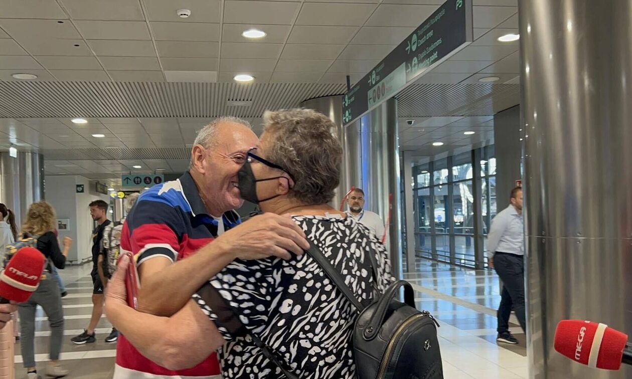 Επαναπατρίστηκαν Έλληνες από το Ισραήλ στη Θεσσαλονίκη - Συγκινεί ζευγάρι που έσμιξε στο αεροδρόμιο