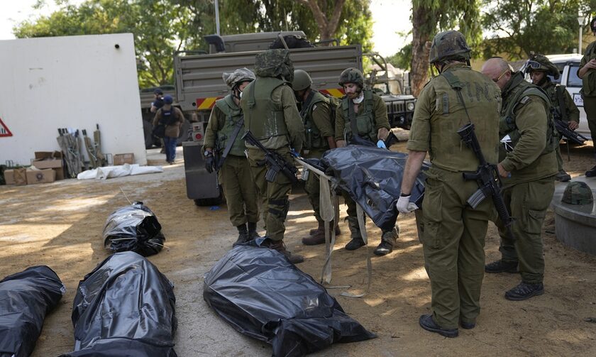 Πόλεμος στο Ισραήλ: Εικόνες φρίκης - Νεκροί παντού στο κιμπούτς Kfar Aza - «Είναι σφαγή...»