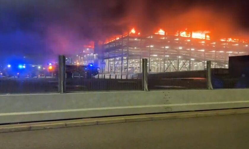 Βρετανία: Φωτιά στο αεροδρόμιο Λούτον του Λονδίνου - Αναστέλλονται οι πτήσεις