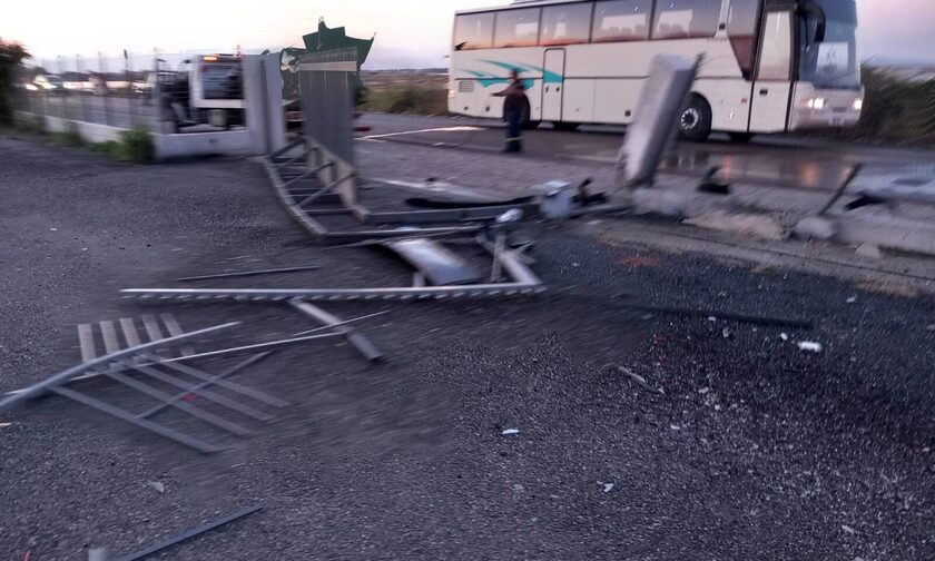 Σοκαριστικό τροχαίο στο Μεσολόγγι: Αυτοκίνητο έγινε σμπαράλια μετά από σύγκρουση με μάντρα